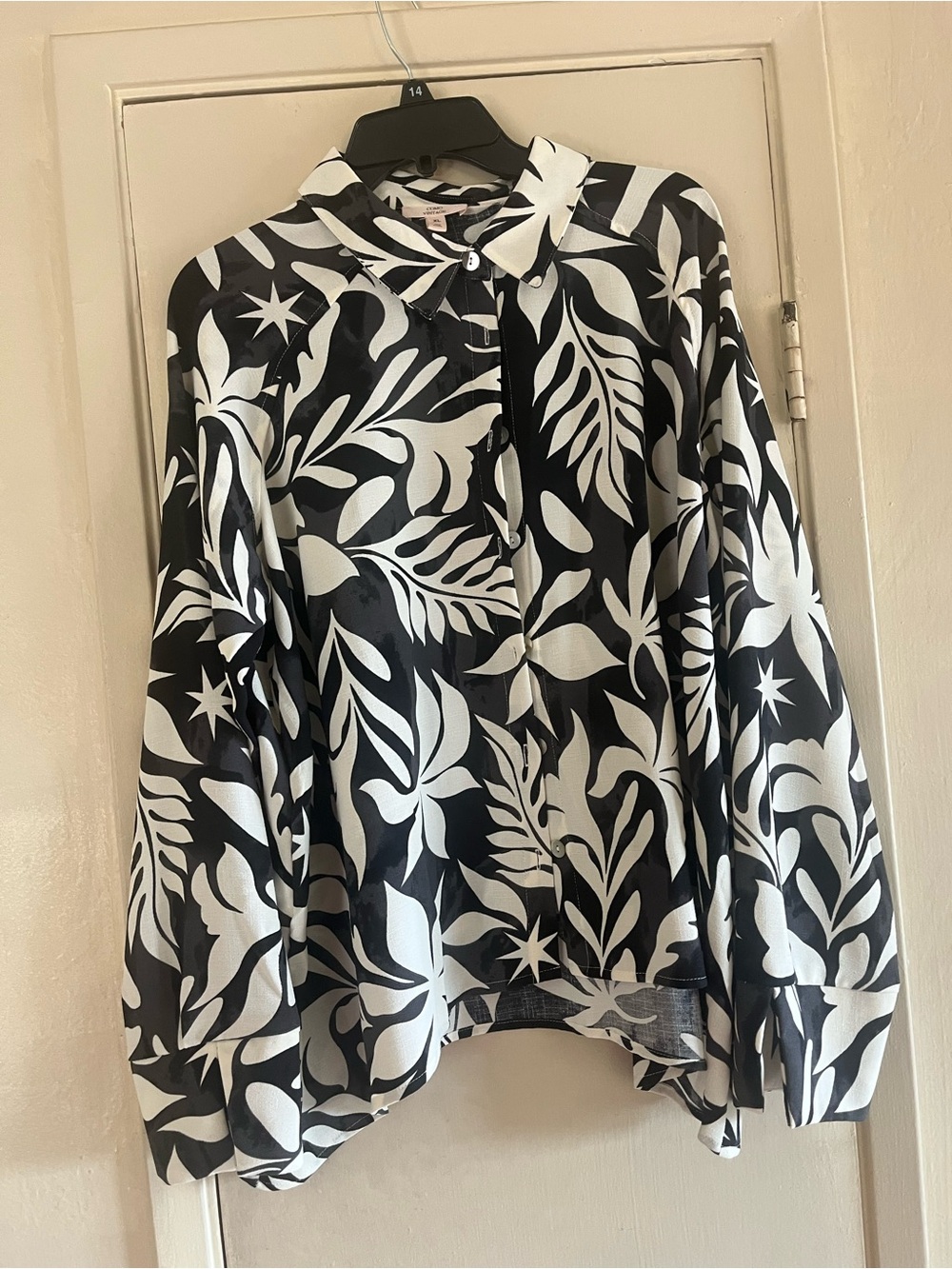 Vince Camuto Women's Black & White Floral Button-Up Top